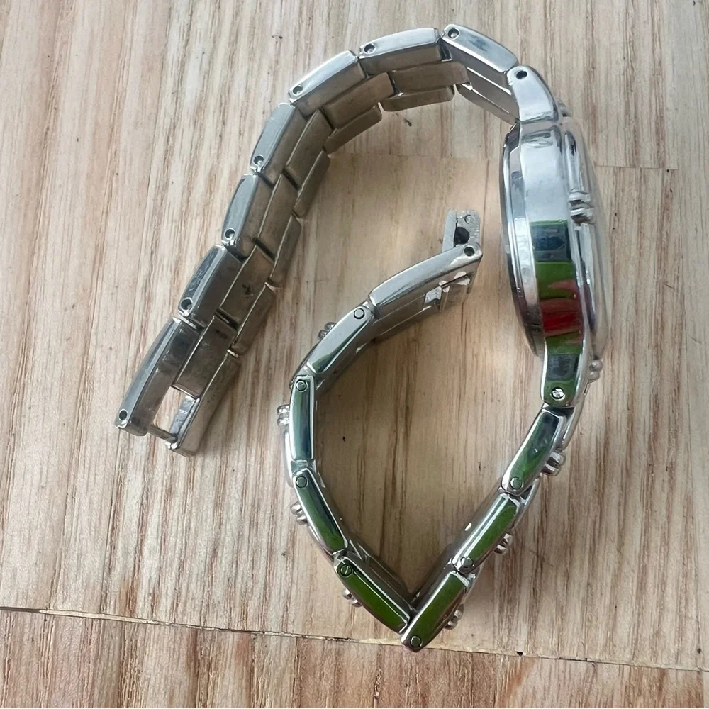 Venezia ladies silver tone classic watch NEW BATTERY